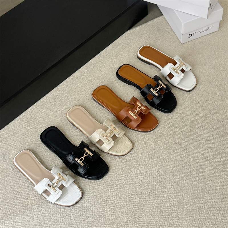 Women's Summer Fashion Flat Leather Slippers with Woven Straw Design Square Toe Beach Sandals for Vacation
